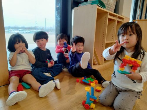 3月18日：ペタペタブロックで遊んだよ！みんなではい、ぽーず✨