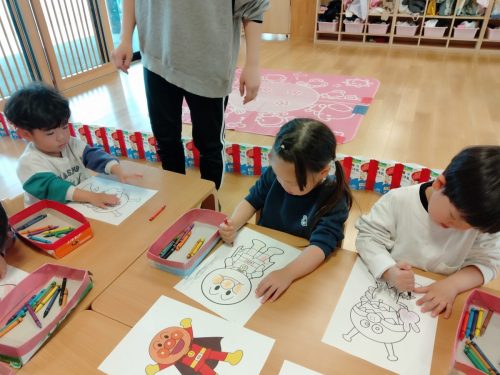 3月19日：塗り絵の続きをしたよ！お手本をよくみて塗れたね(^^♪