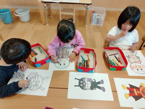 3月19日：バイキンマンの塗り絵にも挑戦！