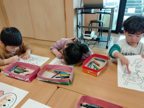 3月19日：線からはみ出さないよう集中してかいてます、、、！