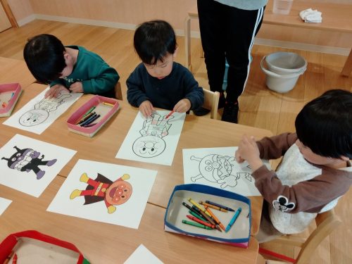 3月19日：お手本と同じ色を探して上手に塗れたね！