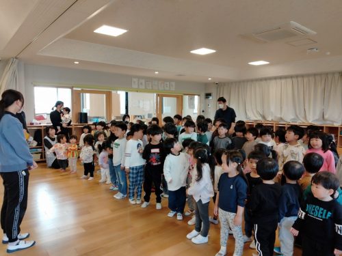 3月19日：今日で最後の堤先生のお別れ会をしたよ(´;ω;｀)　みんなでお歌のプレゼントもしたよ！