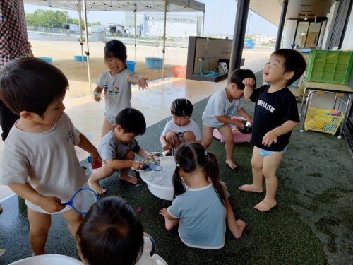 6月30日：先生が上からシャワーをかけてくれたよ！冷たくて気持ちいね(^▽^)