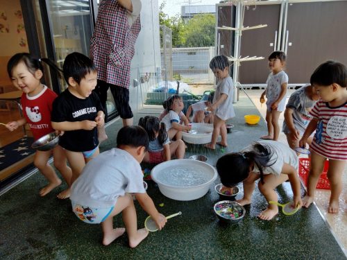 6月30日：大きいシャワーだ！頭にかかってもへっちゃらだったね！