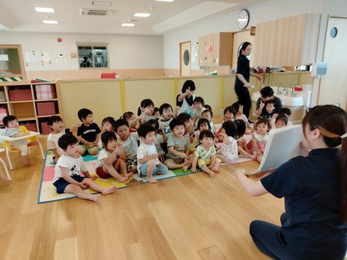 6月30日：6月のお誕生日会をしたよ！魔法の電子レンジのスケッチブックシアターで「ちちんぷいのぷーい！」魔法の呪文を唱えたよ♪