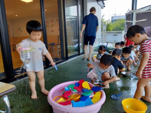 6月30日：ペットボトルシャワーで遊んだよ！友達と一緒に掛け合いっこして楽しいね♡