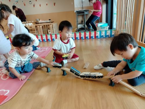 10月20日：電車で遊んだよ！上り坂と下り坂の線路が作れたね(*^^)v