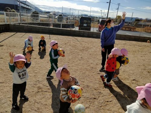 12月18日：空に飛行機を発見！✨みんなで「ばいばーい！またきてね～！」