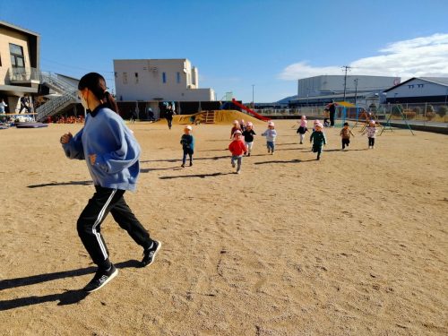 12月18日：玄関までよーいどん！たくさん走ったね(*'ω'*)