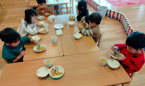 12月18日：お箸をもって上手に食べれたよ(*^^)v