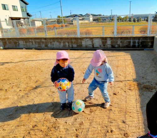 12月18日：ボールで遊んだよ♫上に投げたり転がしたりして遊んだね(^^♪