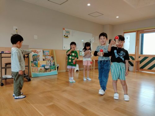 5月29日：けん玉で遊びました。お皿に上手に乗せることができたね！