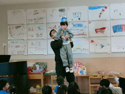 11月19日：お誕生日の友達のお祝いをしました。みんなで『ハッピーバースデー』を歌って、インタビューをしました。6歳になったので、お勉強を頑張るそうです！