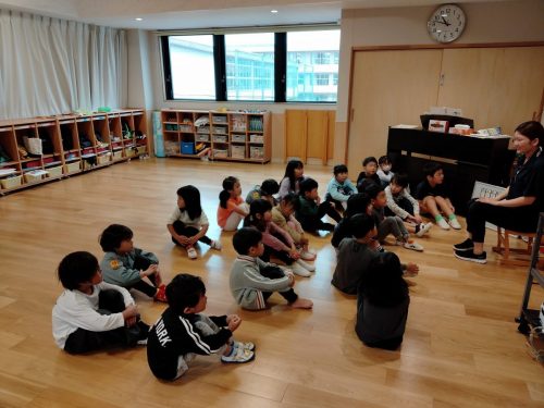 10月22日：朝の会をしています。みんなかっこよく座って話を聞くことができていますね。