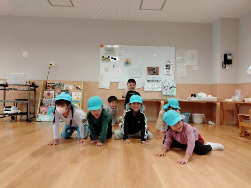 10月22日：今日は雨だったのでお部屋でハイハイバナナ鬼をして遊びました。