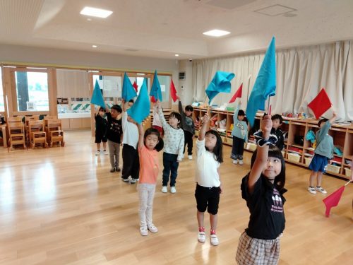 10月22日：フラッグダンスの練習をしました。フラッグが綺麗に揃っています。