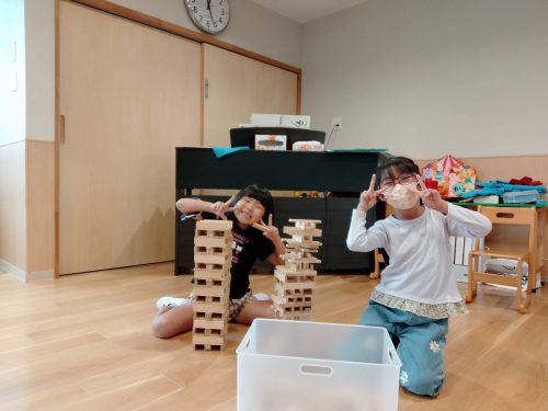 10月22日：カプラで高く積めるか競争をしています。