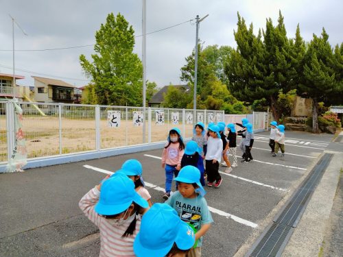 5月12日：帰りに豊保育園を見ました。き組のころの部屋はどこにあったかおぼえているかな？
