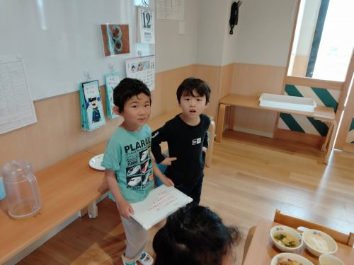 5月12日：お当番さんが給食のメニューを読み上げてくれています。