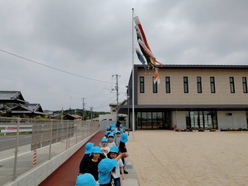 5月12日：探検に出発です。こいのぼりに「いってきまーす」と挨拶をしました。