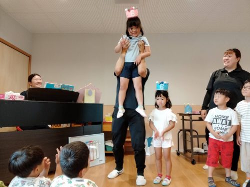 5月30日：5月のお友達のお誕生日会がありました。お友達にお歌のプレゼントをしてもらったよ。