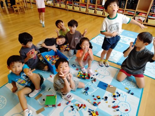 8月8日：みんなでレゴで遊んでいます。