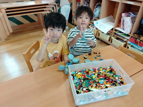 8月8日：ラキューで遊んでいます。大きなバイクを作っています。