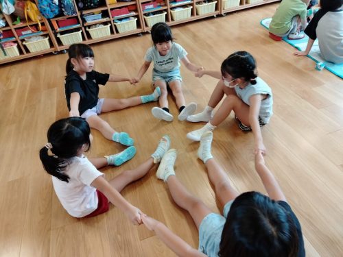 8月8日：友達と円になって楽しそうです。「ぐにゃぐにゃ～ってストレッチしてるの！」と教えてくれました。