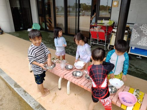 8月8日：花を水に入れて、絞って…綺麗なお花ジュースやさんの開店です。