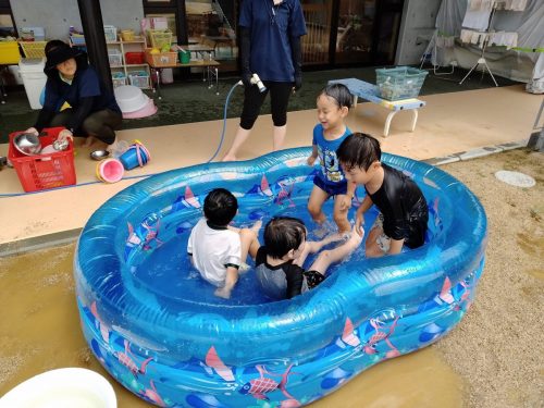 8月8日：今日もビニールプールで遊びました。譲り合って仲良く遊べたね。