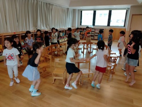 8月25日：音楽に合わせて歌いながら歩いています。