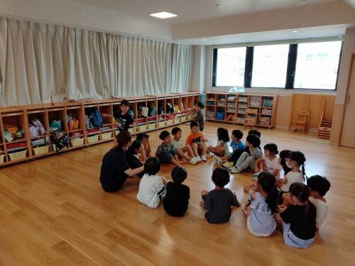 8月25日：ハンカチ落としをして遊びました。鬼に捕まらないように急げ～！