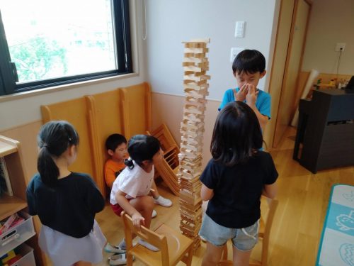 8月25日：カプラで遊びました。みんなの身長より高く積みあがっていました。