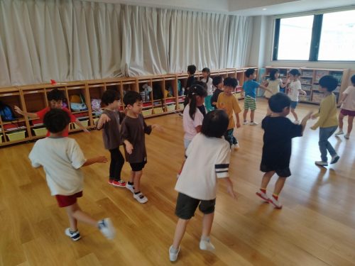 8月27日：リズム遊びをしました。トンボになりきって歩いています。