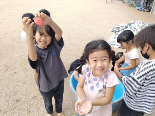 8月28日：氷遊びをしました。冷たくて気持ちよかったね。