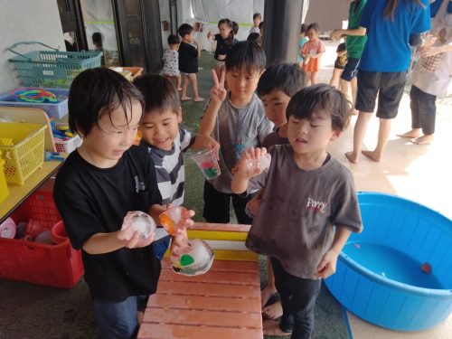 8月28日：氷の中にはお宝が埋まっています。発掘できるかな？