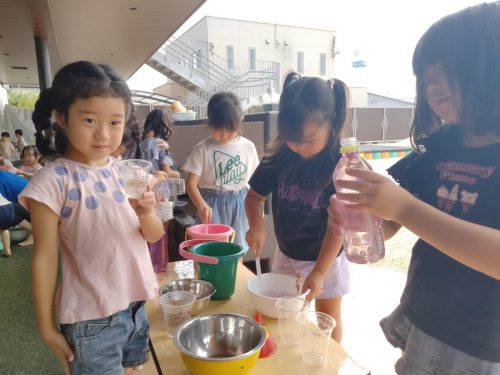 8月28日：混ぜたり水で薄めたり、いろんな遊び方をしてみました。