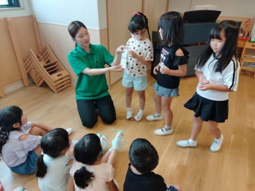 8月29日：朝の会で持ってきてくれた作品を紹介してくれました。