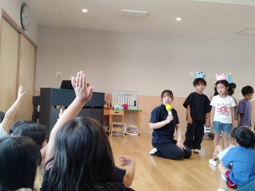 8月29日：お誕生日会がありました。お誕生日の友達にインタビューをしています。