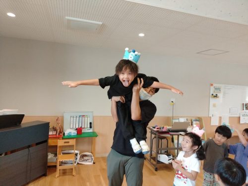 8月29日：歌の自分の名前を呼ばれる所で先生に抱き上げてもらいました。