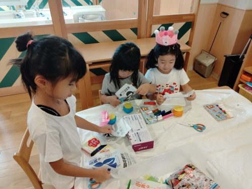 8月29日：制作をして遊びました。お花紙やカレンダーを使って、何を作ろうかな？
