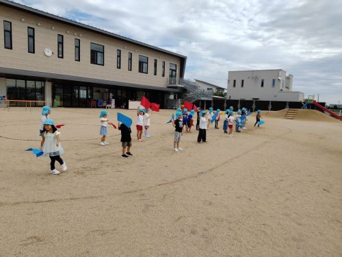 10月20日：園庭でフラッグダンスの練習をしました。
