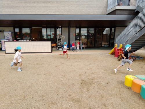 10月20日：鬼ごっこをして遊んでいます。追いつけるかな「待てー！」