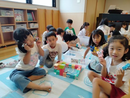 10月20日：キュービーアイで遊びました。「ここが駐車場ね！」話しながら楽しそうに遊んでいます。